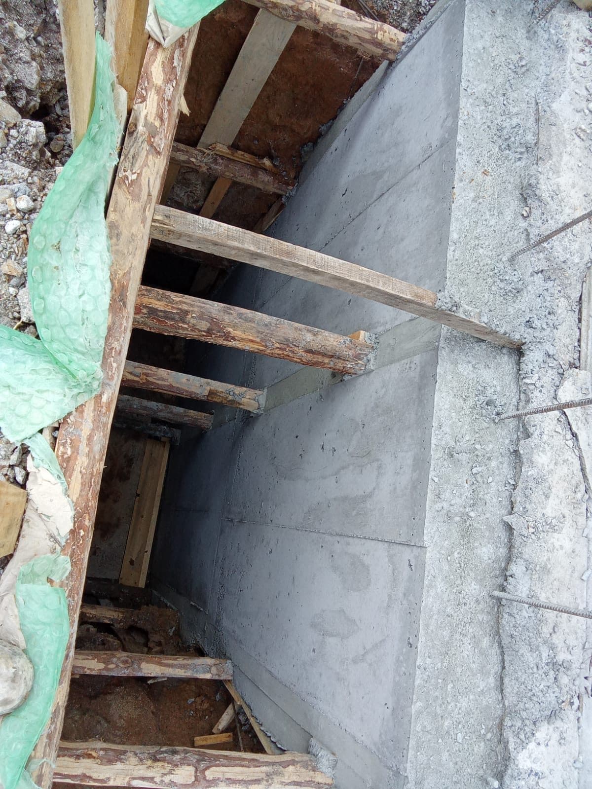 Beton perde yüzeyi ve ahşap destek kirişleri