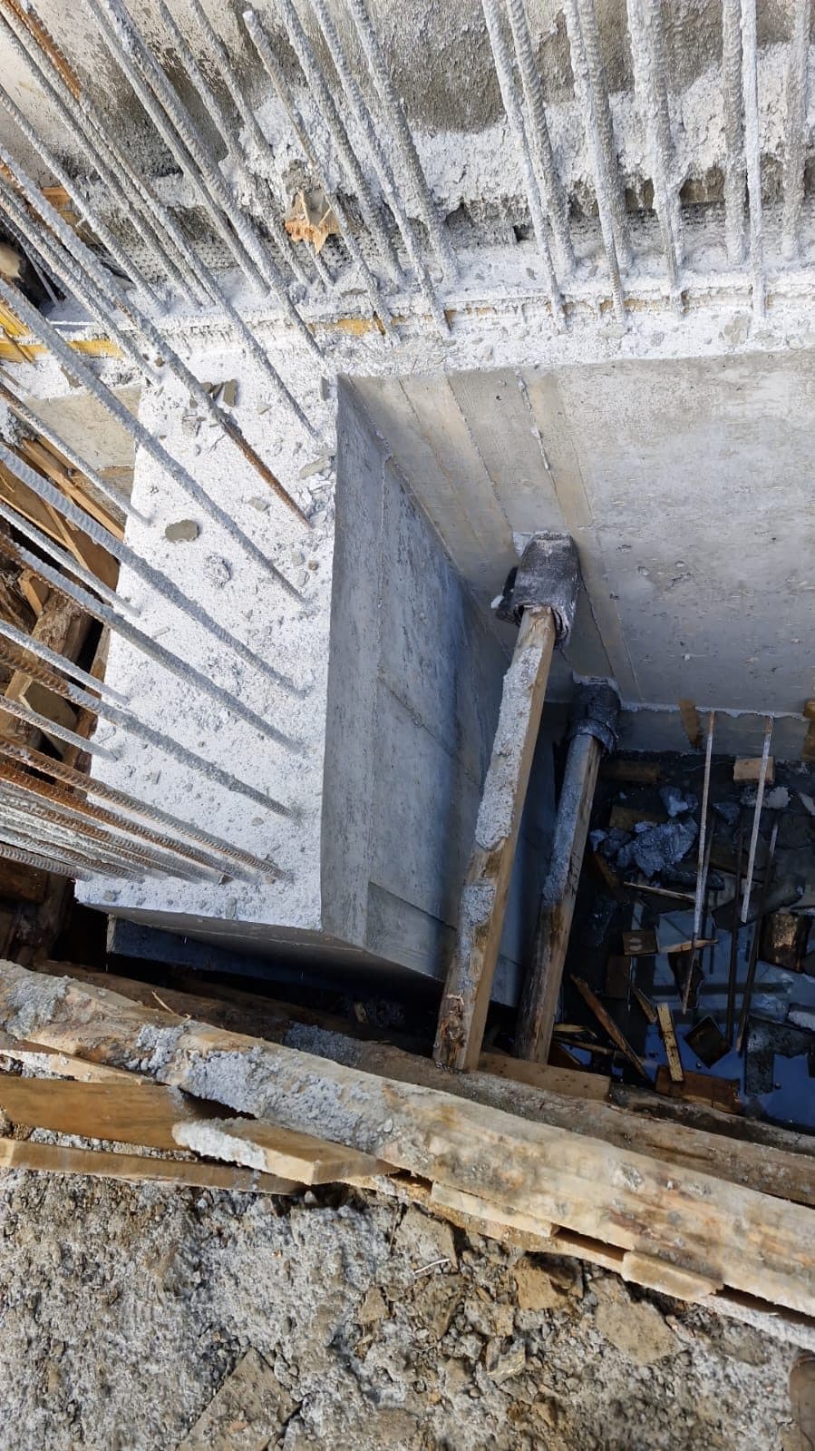 Betonu dökülmüş kuyu perdesi ve alt kotta devam eden kazı