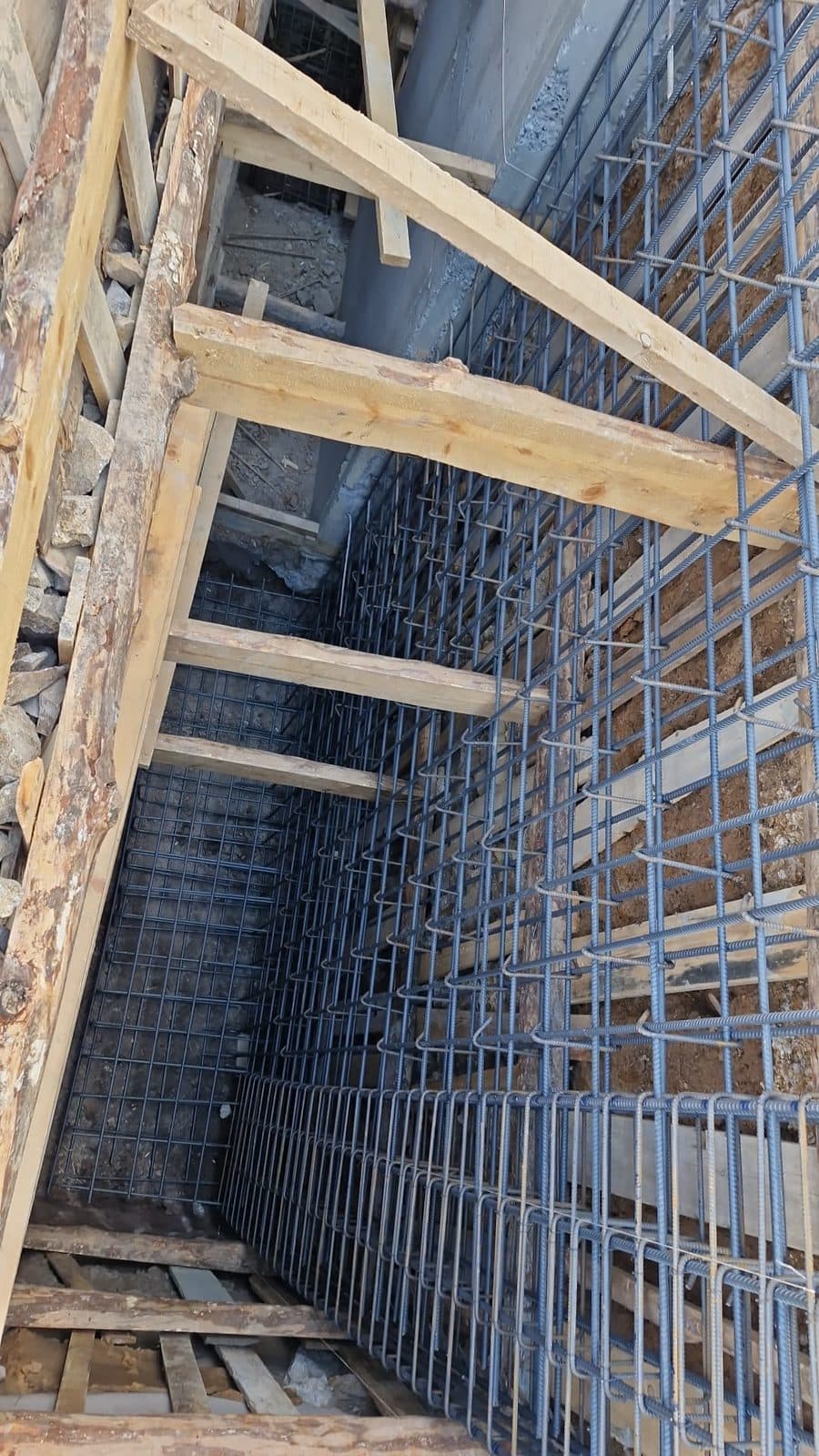 Derin kazıda karşılıklı perde donatıları ve ahşap payandalar