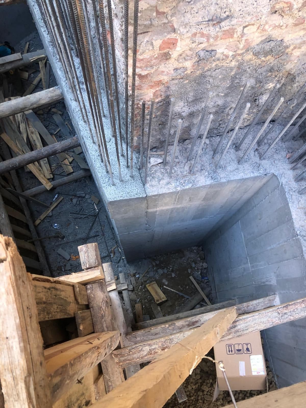 Filiz donatıları bırakılmış beton kuyu ve ahşap destekler