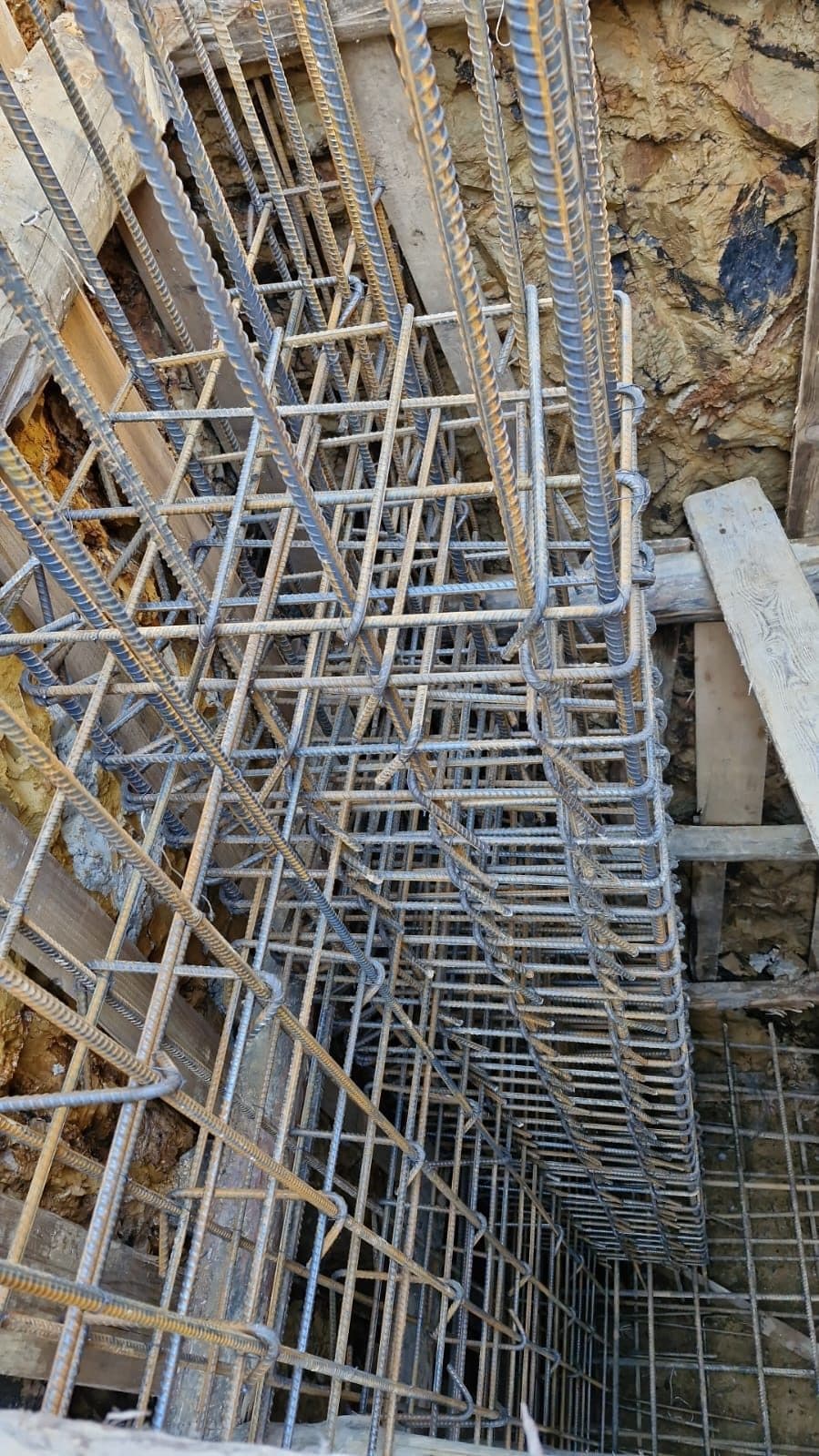 Toprak şevi yanında kurulan istinat perdesi donatısı