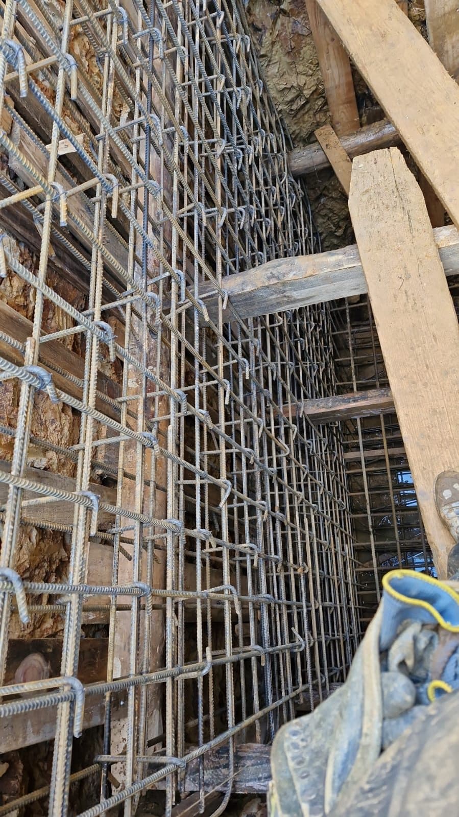 Kuyu perde donatısı ve ahşap iksa