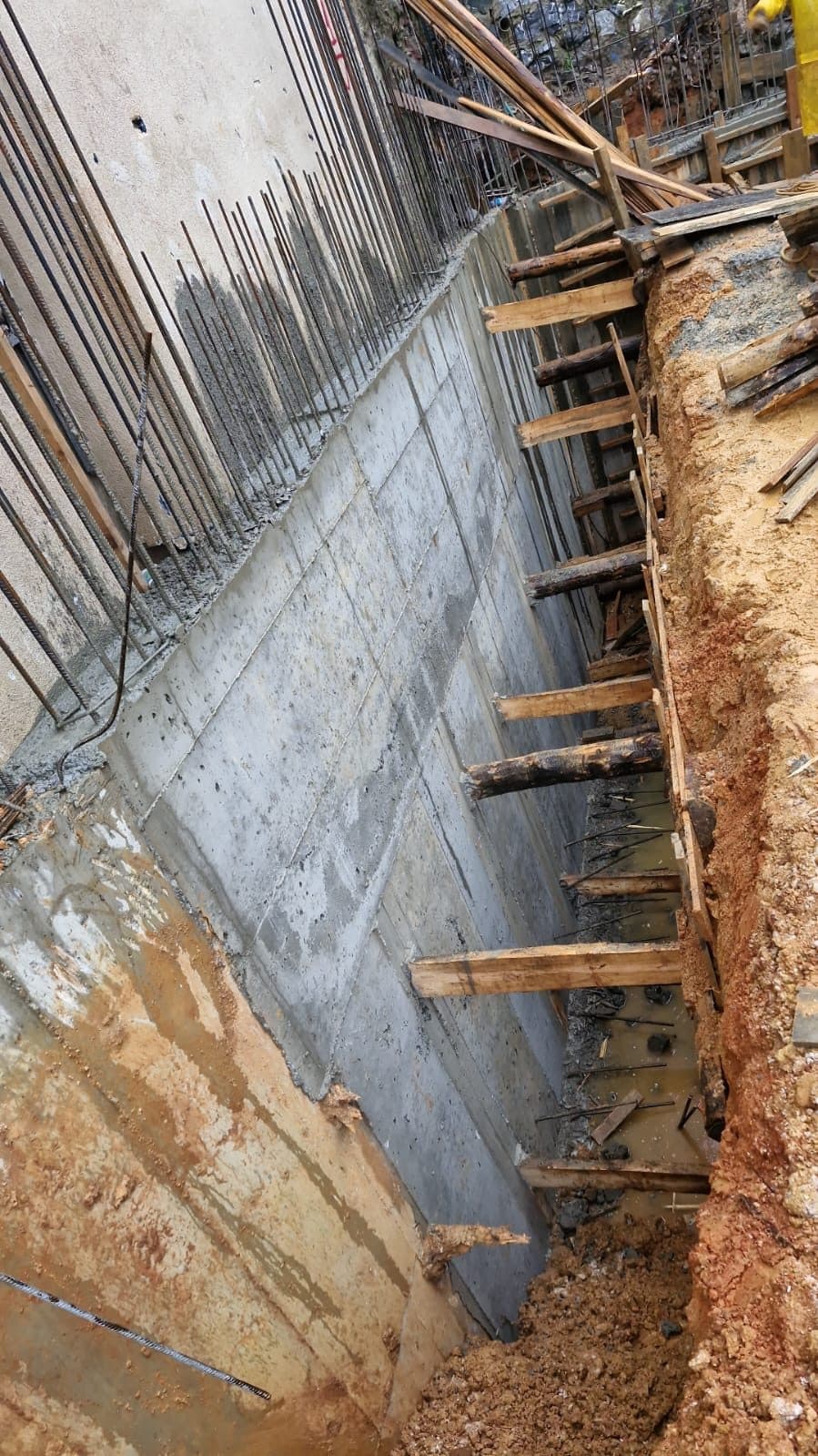Toprağa karşı dökülmüş betonarme perde duvar